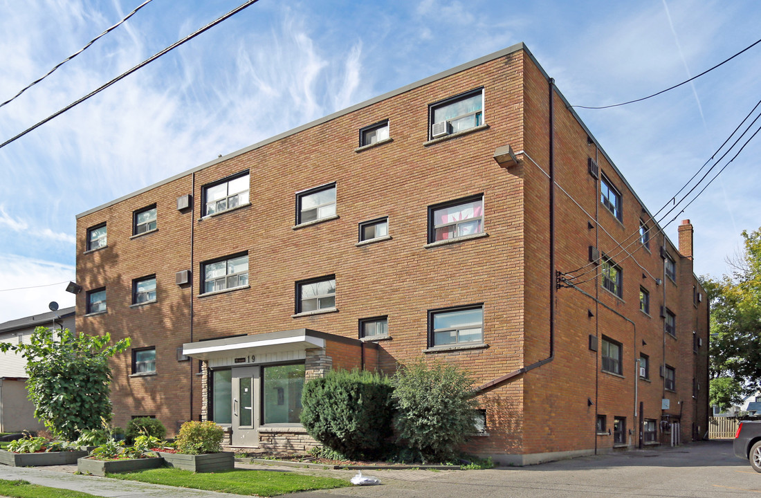 19 Tasker St in St Catharines, ON - Building Photo