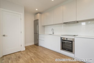 138 Highland Ave in Somerville, MA - Building Photo