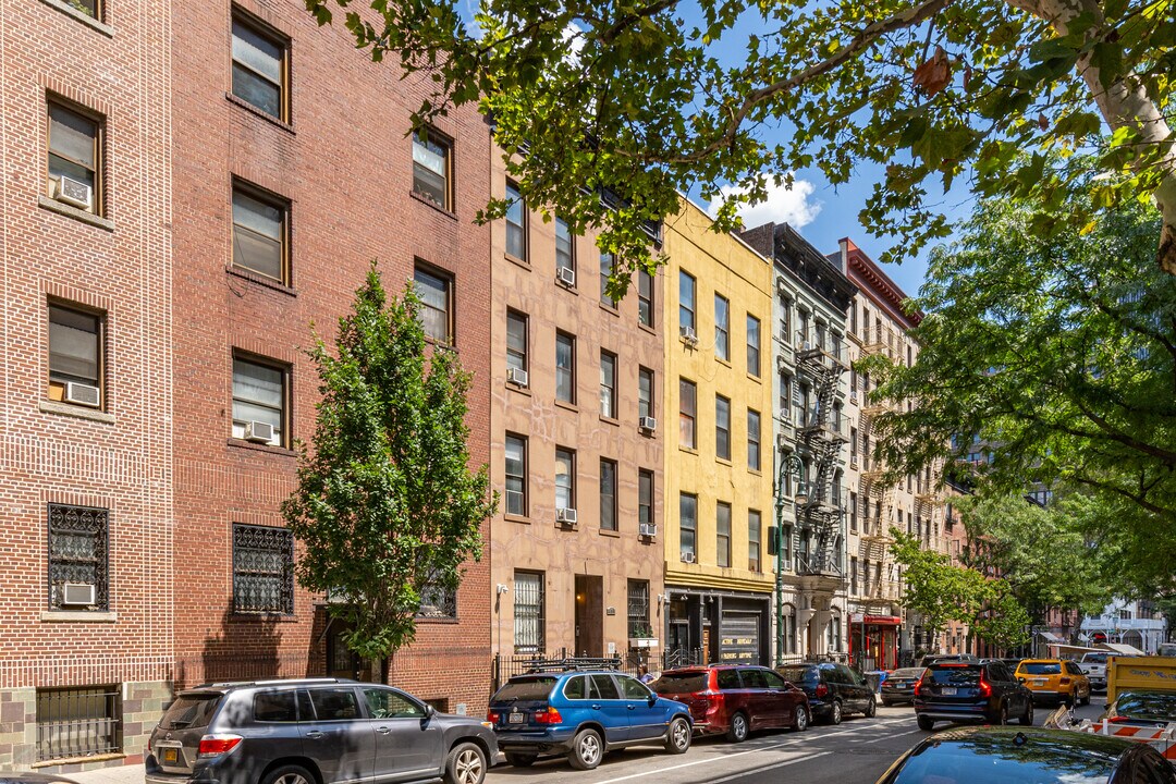 419 W 44th St in New York, NY - Building Photo