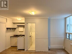 155 Lakeshore Rd E in Oakville, ON - Building Photo - Building Photo