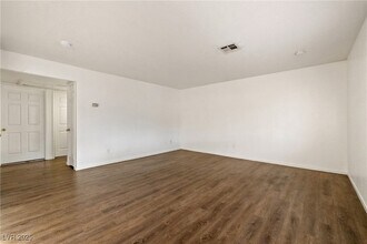 2200 Benmore St, Unit 101 in Las Vegas, NV - Building Photo - Building Photo