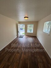13637 SE Center St in Portland, OR - Building Photo - Building Photo