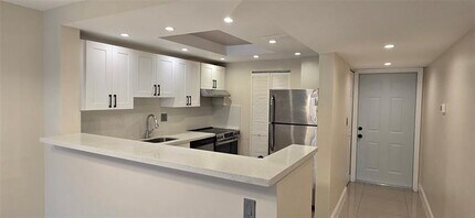 8000 S Colony Cir in Tamarac, FL - Foto de edificio - Building Photo