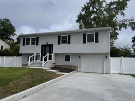 495 Hawkins Rd in Selden, NY - Building Photo