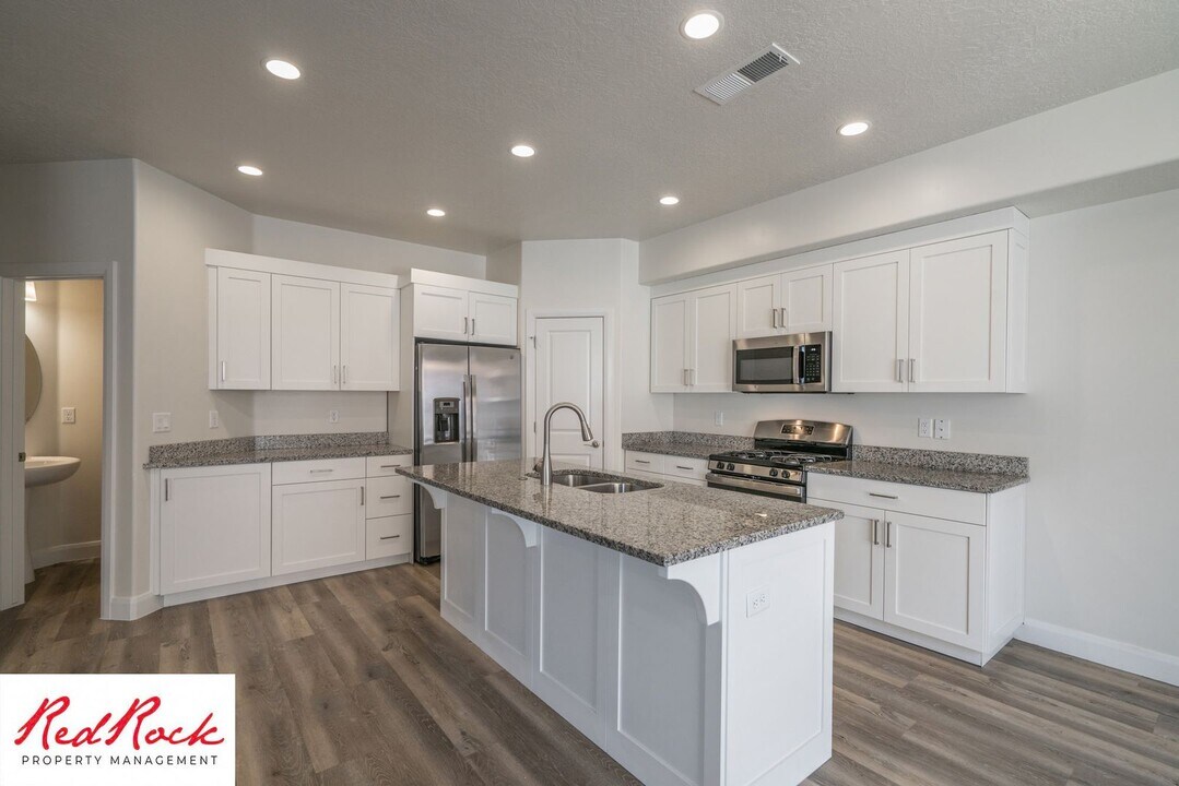 482 530 W in Hurricane, UT - Building Photo