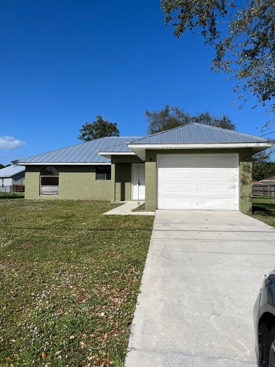 3223 SE Quay St in Port St. Lucie, FL - Building Photo