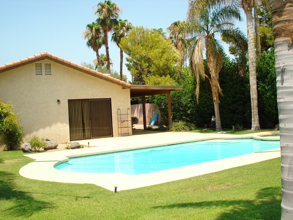 34220 Linda Way in Cathedral City, CA - Foto de edificio