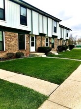 Oak Tree Village Apartments in Mt. Pleasant, MI - Foto de edificio - Building Photo