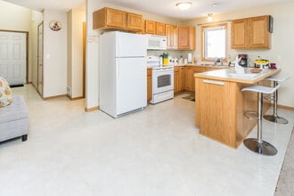 6382 13th St N in Oakdale, MN - Foto de edificio - Building Photo