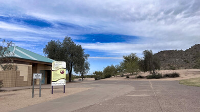 2411 W Peak View Rd in Phoenix, AZ - Foto de edificio - Building Photo