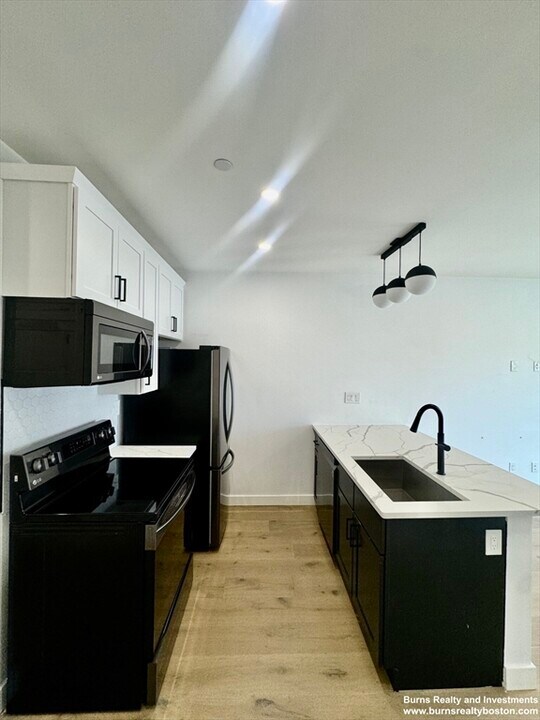 144 Old Colony Ave in Boston, MA - Building Photo
