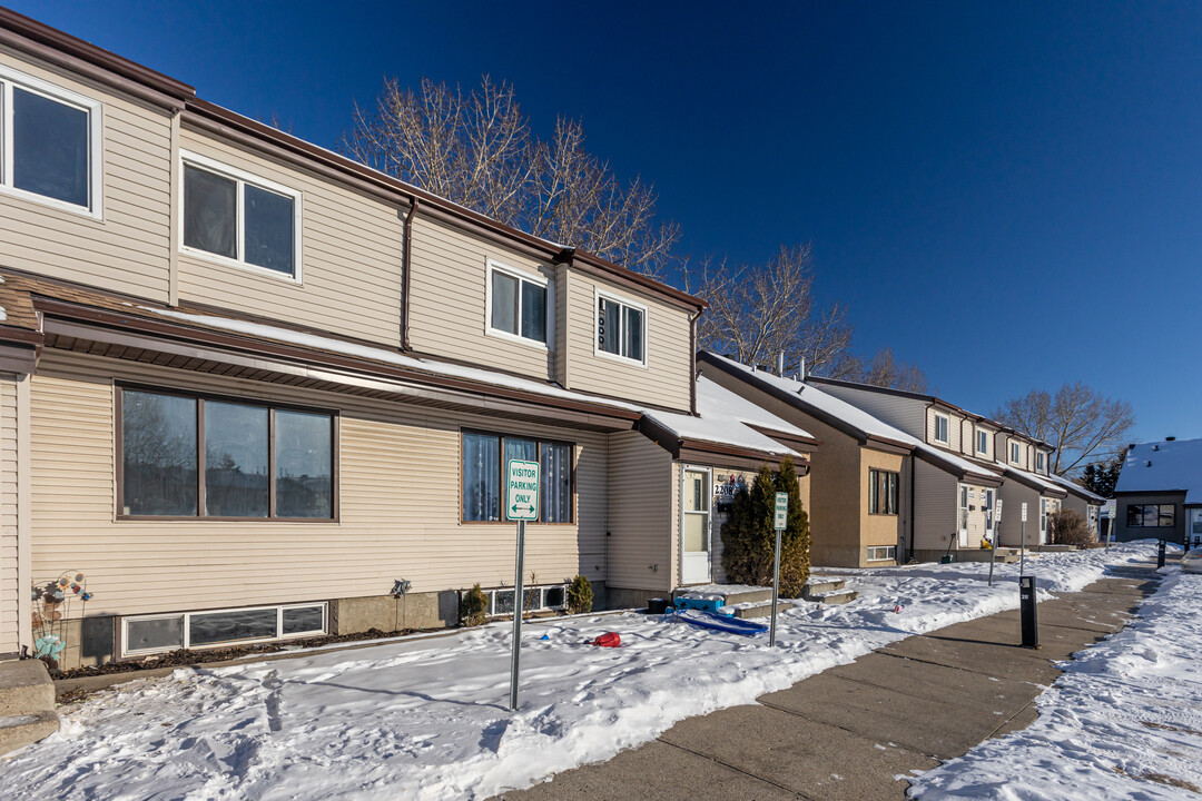 Tweedle Place in Edmonton, AB - Building Photo