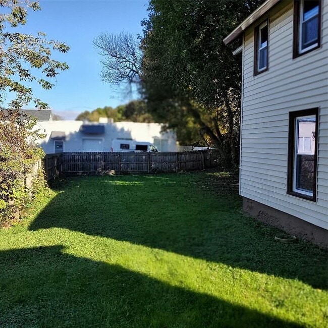 1805 Monroe St in Endicott, NY - Building Photo - Building Photo
