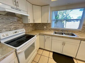 2054 Los Lomas Dr in Clearwater, FL - Building Photo - Building Photo