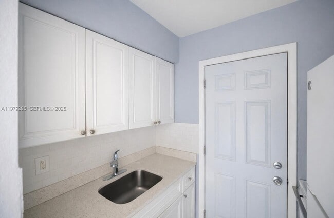 6080 W Flagler St in Miami, FL - Building Photo - Building Photo