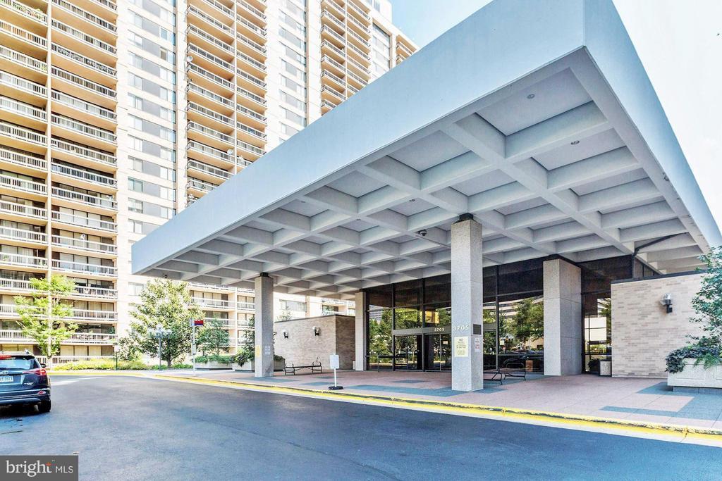 3705 S George Mason Dr in Falls Church, VA - Building Photo