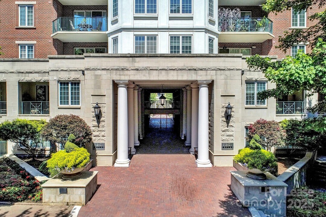 300 W 5th St in Charlotte, NC - Building Photo