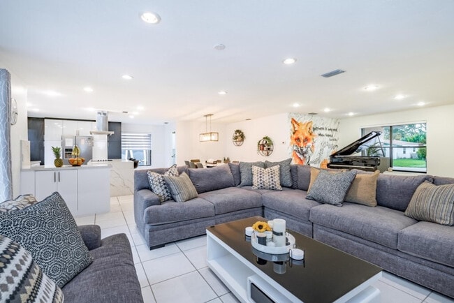 830 SW 14th Ct in Fort Lauderdale, FL - Building Photo - Building Photo