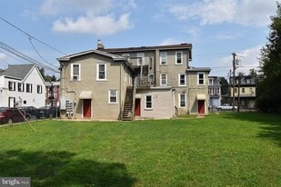 200 E Broad St in Burlington, NJ - Building Photo