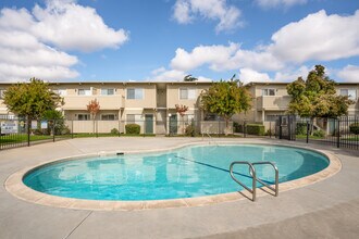 Garden Villa in Clovis, CA - Building Photo - Building Photo