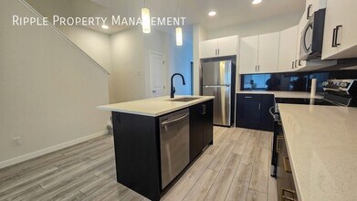 438 Carringvue Grv NW in Calgary, AB - Building Photo - Building Photo