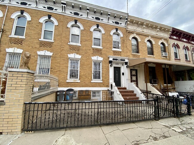 519 Hemlock St in Brooklyn, NY - Building Photo - Building Photo