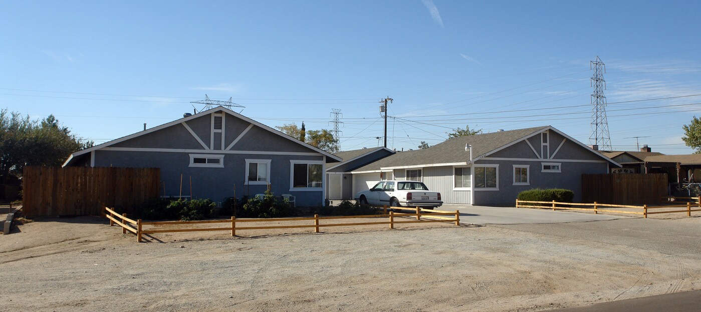 13899 Smoke Tree St in Hesperia, CA - Building Photo