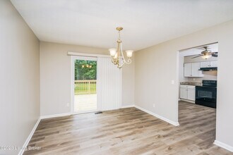 7402 Stone Bluff Ct in Louisville, KY - Building Photo - Building Photo