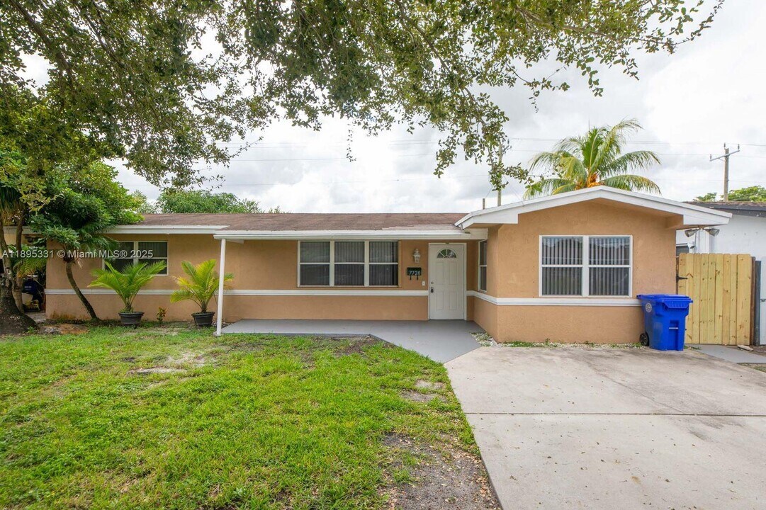 7720 NW 15th St in Pembroke Pines, FL - Building Photo