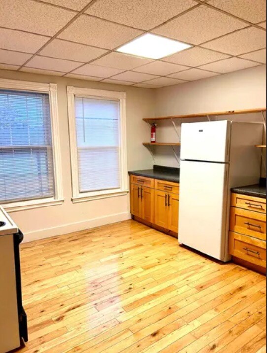 583 Washington Ave in Portland, ME - Foto de edificio - Building Photo