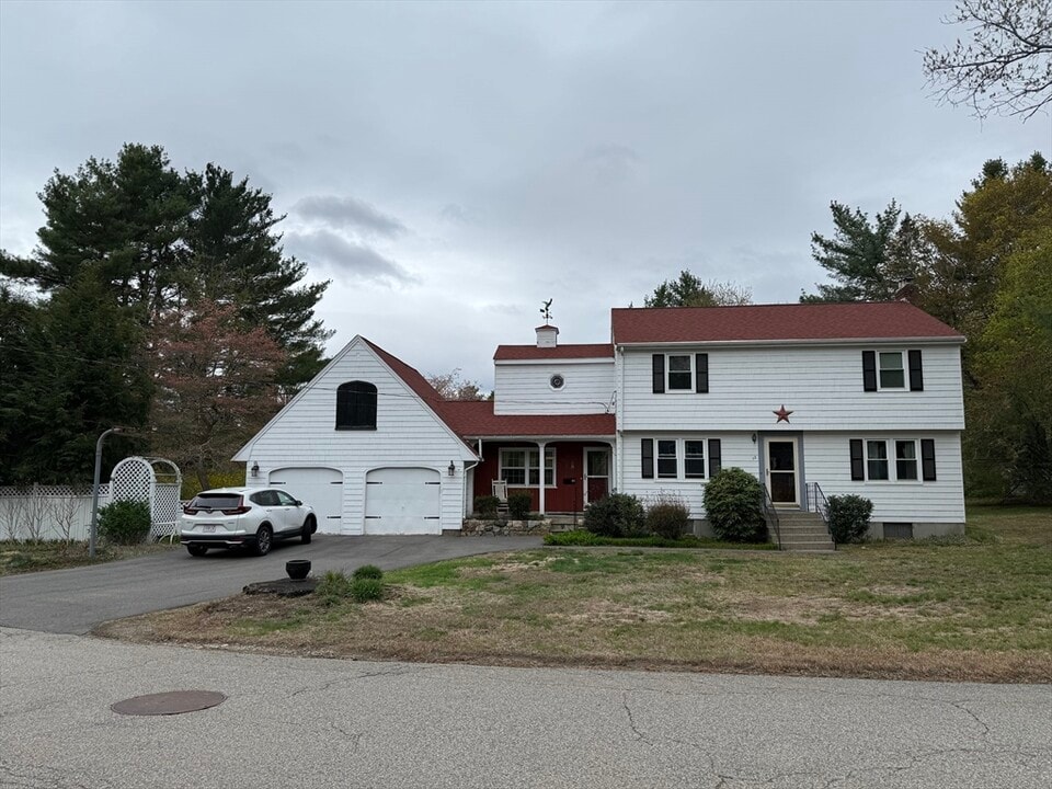 12 Clewes Rd in Millis, MA - Building Photo