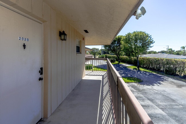 2755 W Atlantic Ave in Delray Beach, FL - Building Photo - Building Photo