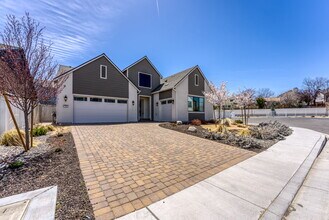 724 W Pleasant Oak Trl in Reno, NV - Building Photo - Building Photo