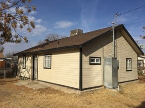 132 Hopkins Ave in Bakersfield, CA - Building Photo - Building Photo