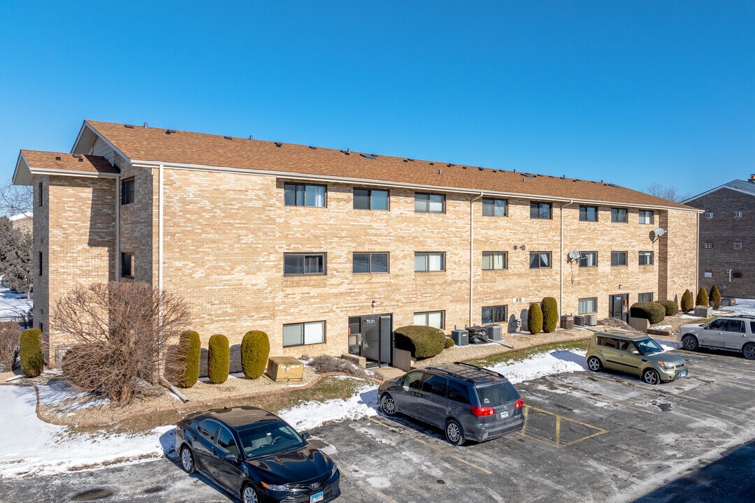 7345 Tiffany Dr in Orland Park, IL - Building Photo