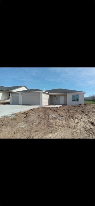 702 Long Path Ct in Goddard, KS - Building Photo