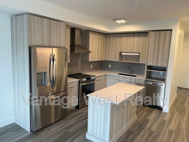 3642 Mission Springs Dr in Kelowna, BC - Building Photo - Building Photo