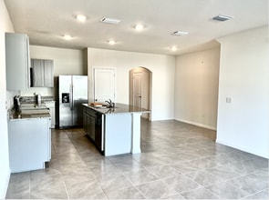 13738 NW 9th Rd in Newberry, FL - Foto de edificio - Building Photo