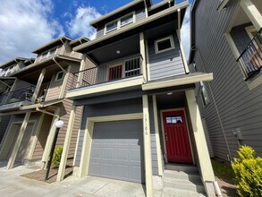 13186 NE Glisan St in Portland, OR - Building Photo - Building Photo