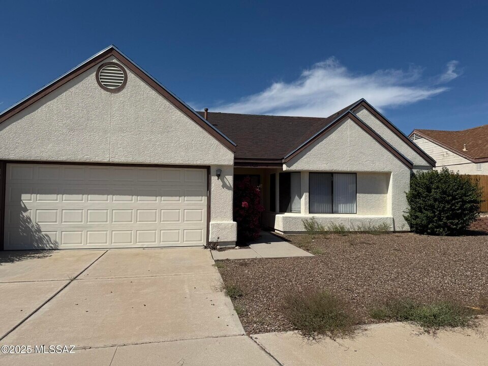 4420 W Rockwood Dr in Tucson, AZ - Building Photo