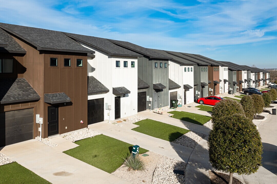 3323 Brambleton Hill Pl in Forest Hill, TX - Foto de edificio
