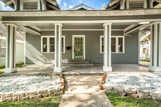 5327 Worth St, Unit 203 in Dallas, TX - Foto de edificio - Building Photo