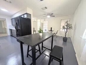 7418 Meadow Cliff St in San Antonio, TX - Foto de edificio - Building Photo