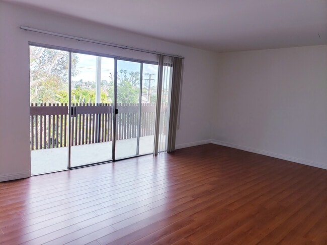 6050 Canterbury Dr in Culver City, CA - Foto de edificio - Building Photo