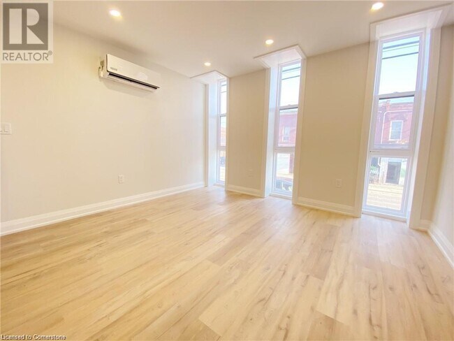 588 Barton St E in Hamilton, ON - Building Photo - Building Photo