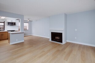 La Jolla West Wind in La Jolla, CA - Building Photo