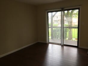 411 N Oaks Blvd, Unit 411 in North Brunswick, NJ - Building Photo - Building Photo