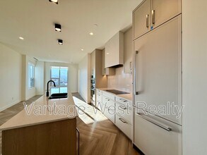 3340-3340 Lakeshore Rd in Kelowna, BC - Foto de edificio - Building Photo