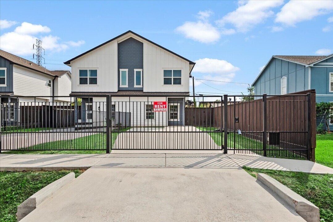 2002 Lynnfield St in Houston, TX - Building Photo