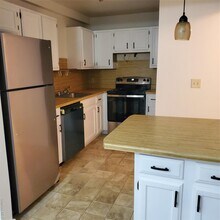 160-166 W Rd in Pleasant Valley, NY - Building Photo - Building Photo